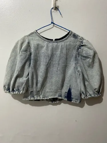 Blusa cropped jeans 