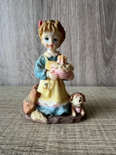 Estatueta Vintage Rara Menina com Bolo e Cachorro Europa 1970 1980