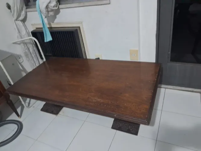 Mesa de madeira maciça em bom estado