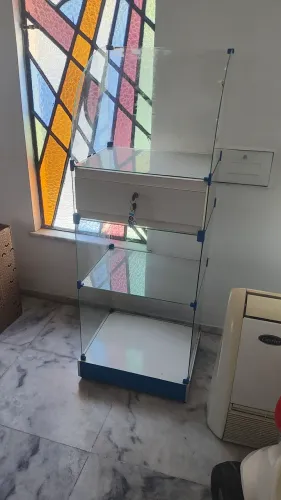 Expositor "CAIXA" de Vidro com Prateleiras