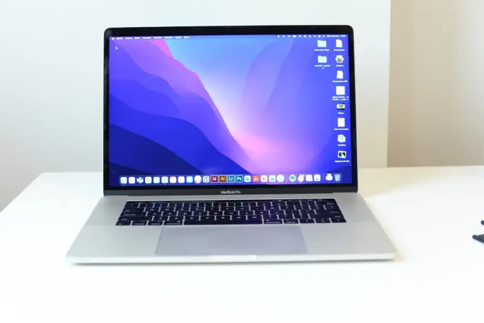 MacBook Pro Touchbar 15pol i7 500 ssd 16gb - poucos ciclos