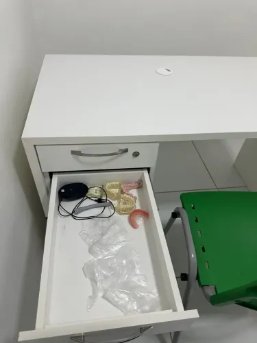 Escrivaninha branca com gaveta