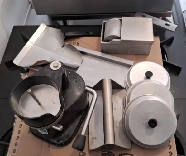 VENDO KIT HAMBURGUERIA (MOEDOR, MODELADORA, ESPATULA PRENSA SMASH, ETC)