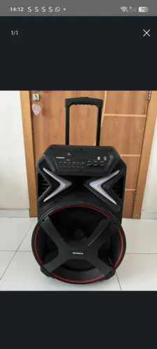 Caixa de som de 700 watts.