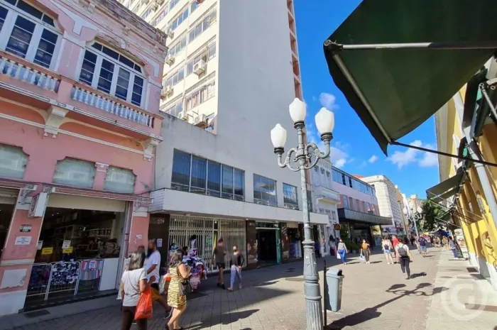 Sua empresa no coração de Florianópolis: sala comercial sem mobília para alugar no Centro