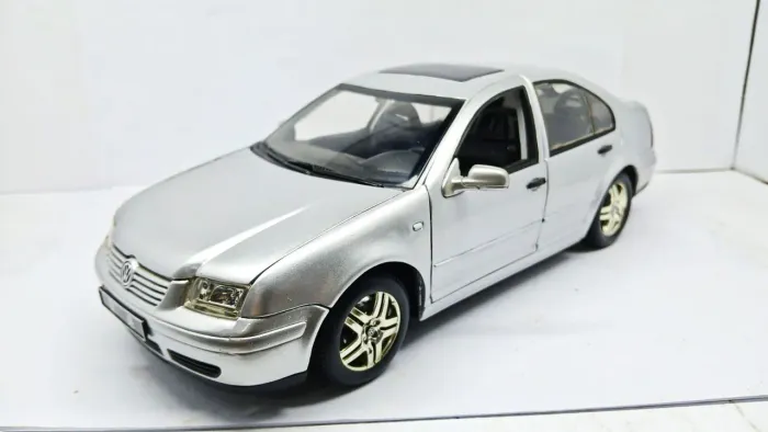 Miniatura Volkswagen Bora 1/18