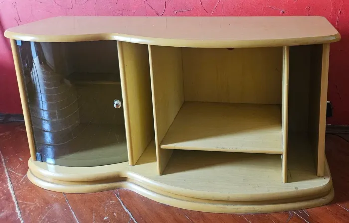Rack para TV e com porta de vidro fumê