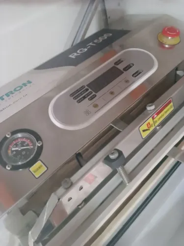 Seladora a vácuo com bico para ATM. Muito nova, com plásticos ainda. 