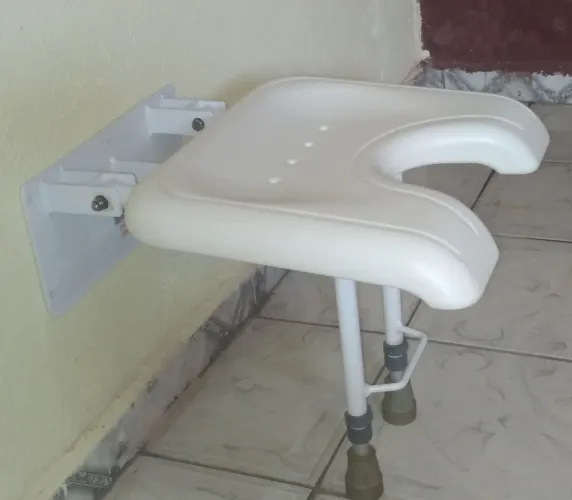 Assento de Banho Dobrável - Conforto e Segurança