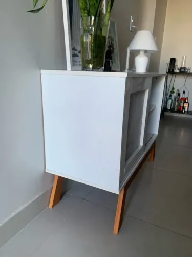 Armário branco com portas de correr e prateleiras
