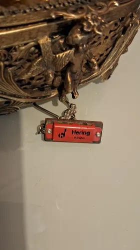 Antiga Guaita HERING mini em forma de Chaveiro medidas 3,5 cm.