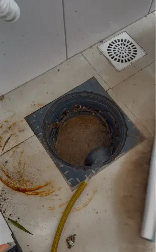 Desentupidora de caixa de gordura, ralos pluviais, canos em geral 