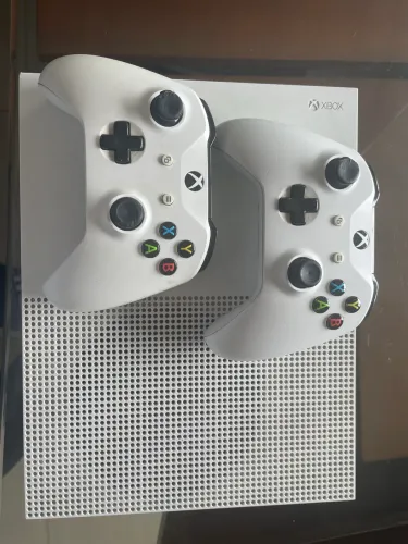 Vendo Xbox One S em perfeito estado + 2 controles!