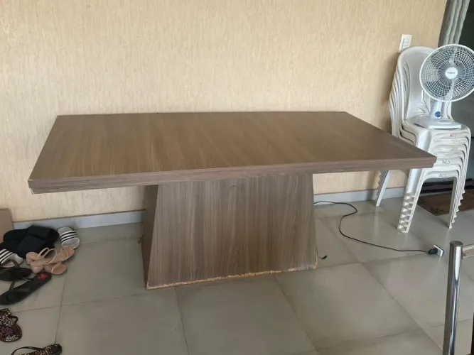 Mesa em madeira MDF com acabamento amadeirado