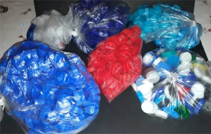 Tampinhas para artesanato 2,8 kg em varias cores já separadas