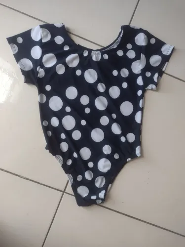 Body preto com bolinhas brancas
