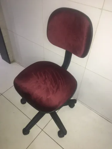 Cadeira secretaria no veludo vinho 