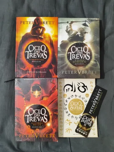 Kit com 3 volumes de Ciclo das Trevas - Darkside Books