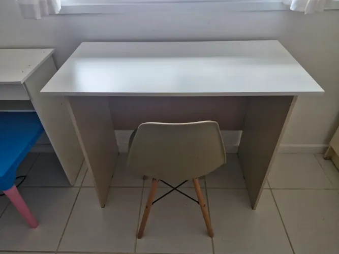 Escrivaninha com cadeira