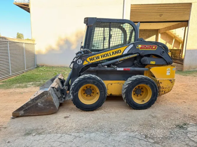 Mini carregadeira New holand l2020, 8700 horas com ar condicionado