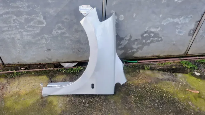 Paralama dianteiro esquerdo Nissan Tiida 2007 a 2013 original c detalhe