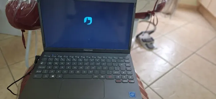 Notebook funcionando em perfeito estado. Questão financeira. Positivo, com carregador
