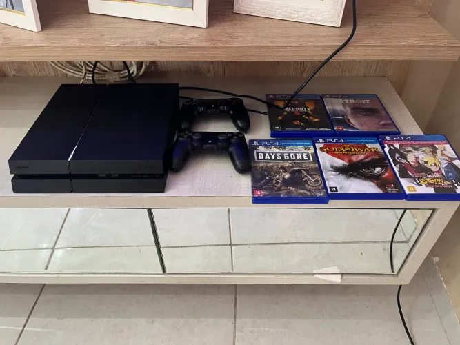 PS4 Slim R$1700 - 2 controles - 5 jogos mídia física - 2 jogos mídia digital 