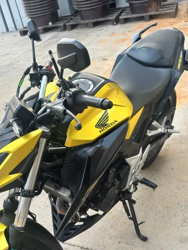 Honda CB 300F Twister ABS 2024 - dourada