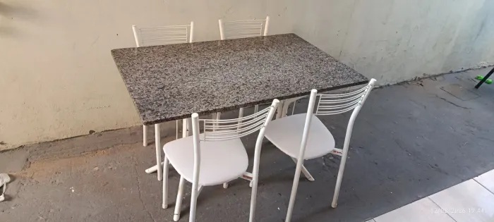 Mesa com tampo de mármore com 4 cadeiras em ótimo estado de conservação