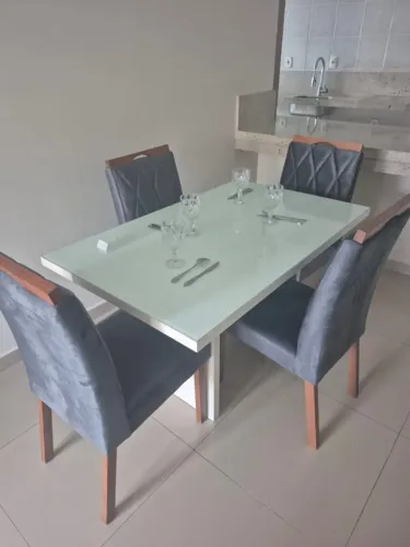 Mesa com 4 cadeiras