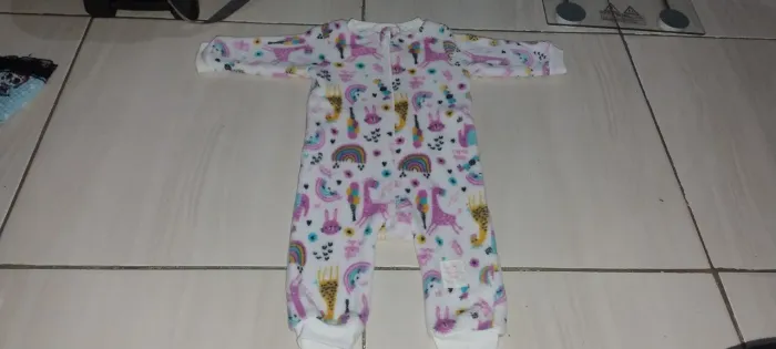 Macacão Fleece Bebê 6-9 Meses Super Quentinho. Inverno para bebês unicórnio e arco íris 