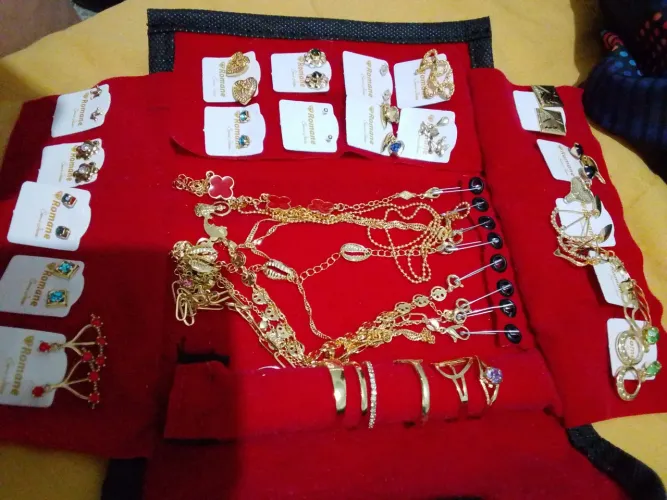 Kit de semijoias com 32 peças de colar a pulcera adulto infantil a brincos G e P e aneis