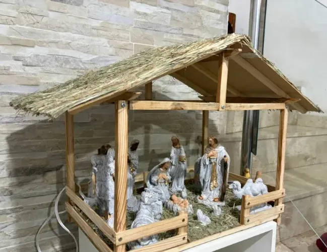 Presépio De Natal Completo Com 15 Peças E Casinha De Madeira