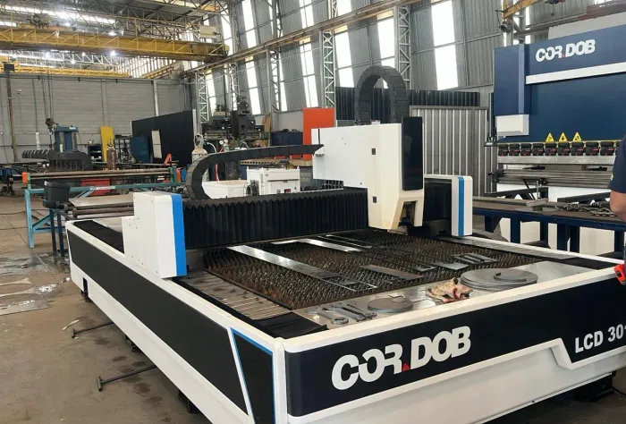 Máquinas e equipamento corte e dobra 