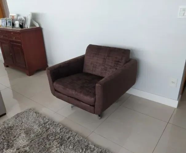 Poltrona Marrom Recentemente Reestofada Pouco Usada