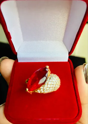 Anel banhado a ouro cravejado com sirconia e cristal vermelho