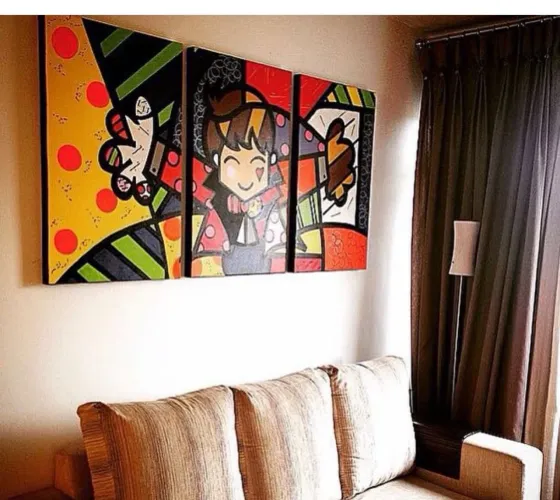 Quadro The Hug Romero Britto + espelho redondo couro