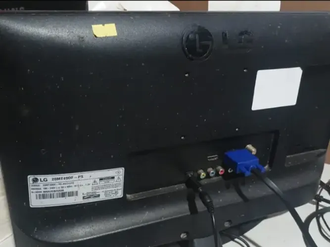 TV Monitor 19" HDMI-VGA LG 20MT49DF-PS c/ defeito na tela