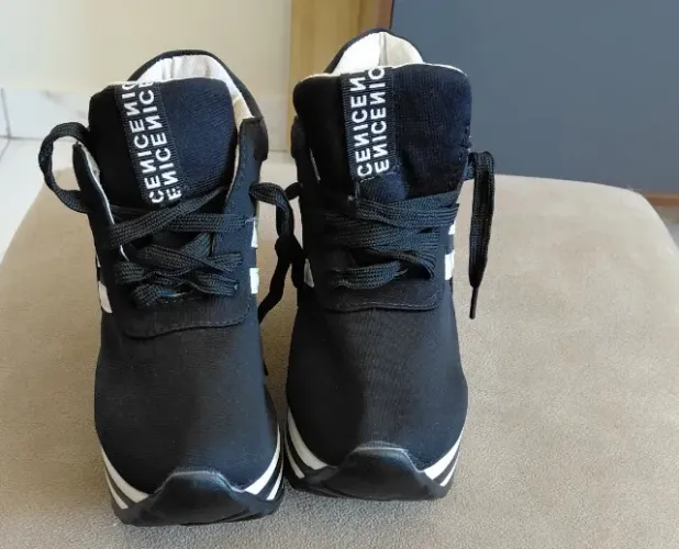 Sapatos tênis, cor preta, com plataforma de 4 cm, marca Ceni. Ele foi usado uma vez.