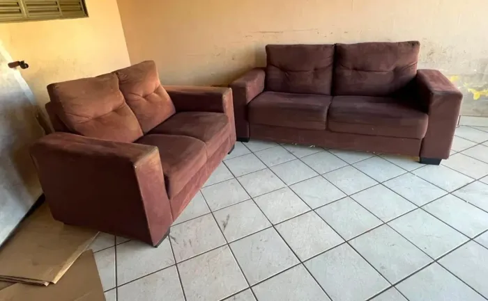 2 sofas usados. Entrego. 350,00.
