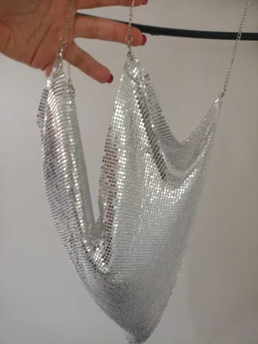 Top de brilho prata strass frente única shein