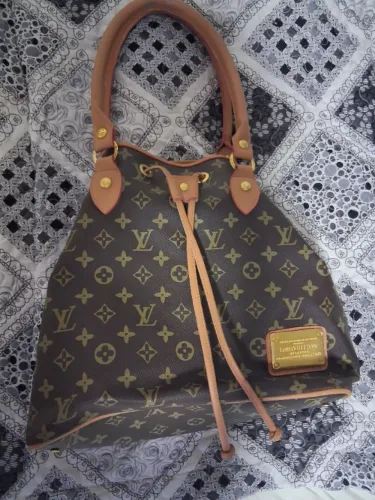 Bolsa inspirada Louis vouiton, usada, sem rasgos, forrada e em perfeitas condições de uso