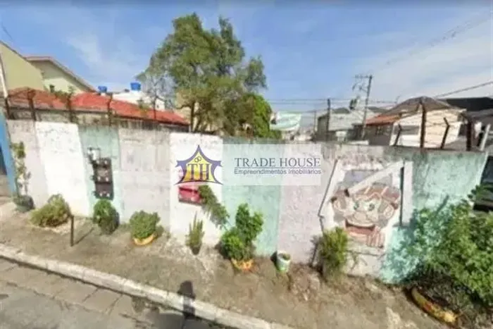 Belo terreno limpo , vago , de esquina .Ideal para a construção de casas , apartamentos ou