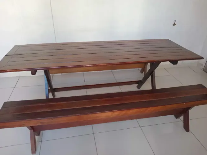 Vendo Mesa grande e bancos de madeira