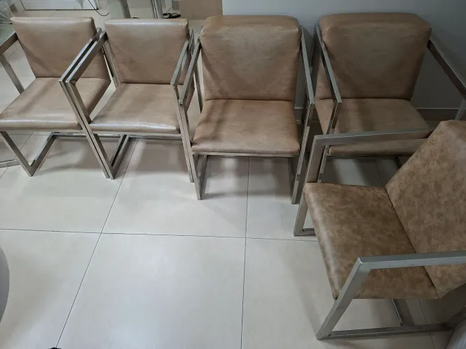 Poltronas em couro sintético e base em alumínio. ( vendo por unidade também)
