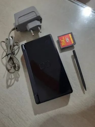 Nintendo DS lite + R4 + caneta e carregador (detalhe tela superior)