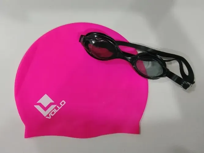 Óculos e touca para natação 