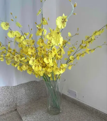 Vaso de vidro com orquídeas chuva de ouro amarelas
