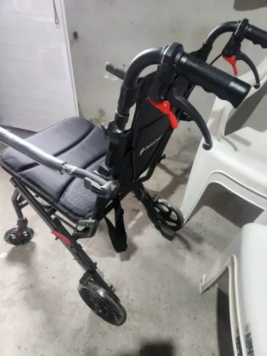 Cadeira De Rodas NOVA Leve, portátil, e fácil de transportar.
