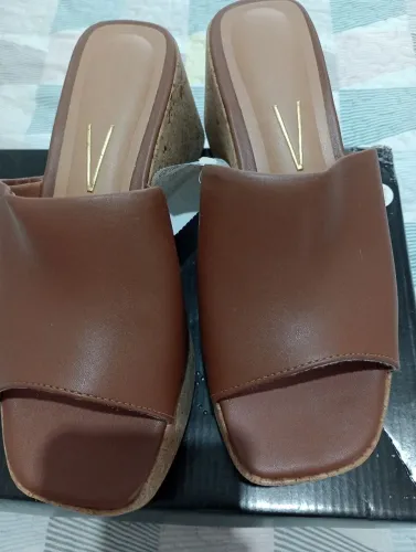Vende-se, um Tamanco Vizzano.